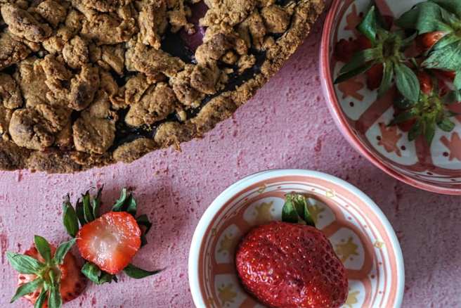 Heidelbeerpudding Tarte mit Erdbeeren (vegan, glutenfrei) | Kraut &amp; Rübe